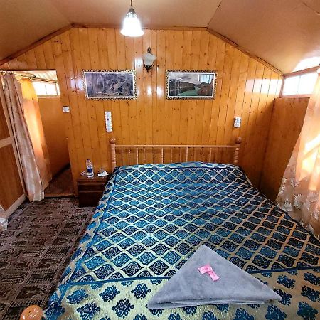 Tashkand Houseboat Srinagar  Ngoại thất bức ảnh