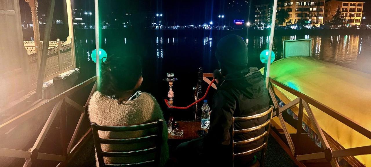 Tashkand Houseboat Srinagar  Ngoại thất bức ảnh