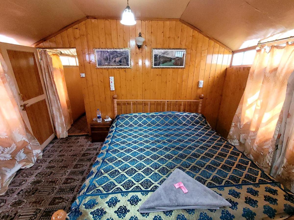 Tashkand Houseboat Srinagar  Ngoại thất bức ảnh