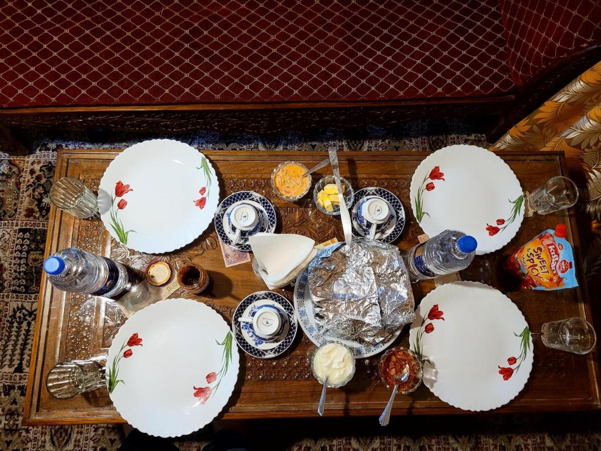 Tashkand Houseboat Srinagar  Ngoại thất bức ảnh