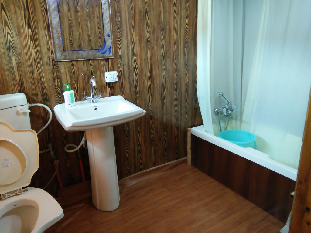 Tashkand Houseboat Srinagar  Ngoại thất bức ảnh